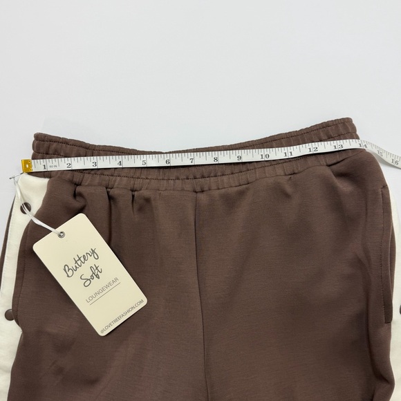 Love Tree Boutique 2-Piece Lounge / Athleisure Set – Size M - Picture 11 of 14